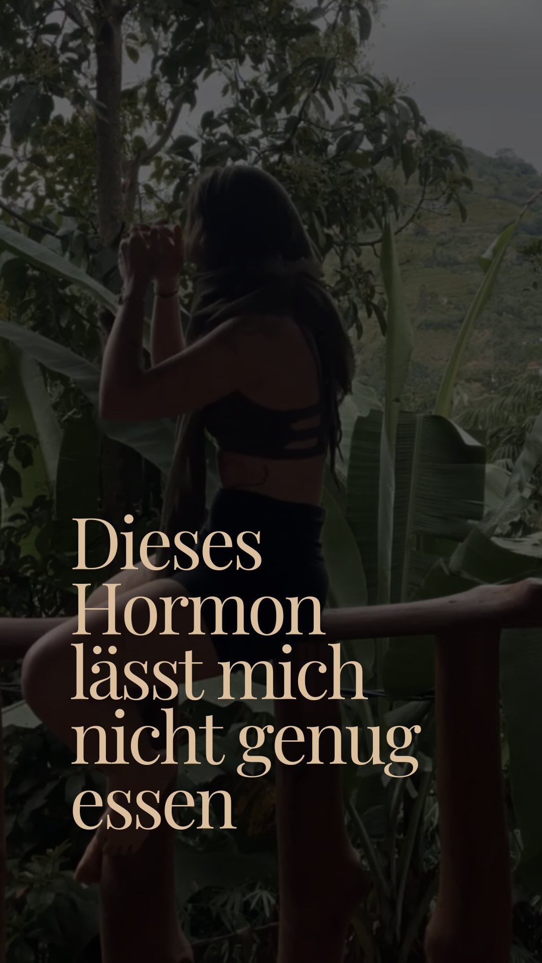 Ich dachte, ich wüsste schon alles über meinen Zyklus bis ich verstanden habe, was in der Follikelphase wirklich mit meinem Appetit passiert.

Was steckt dahinter? 

Östrogen, das in der Follikelphase bis zum Eisprung kontinuierlich ansteigt,hemmt den Appetit über mehrere Mechanismen gleichzeitig:

Es hemmt im Gehirn die Neuronen, die Hunger auslösen, und aktiviert gleichzeitig die, die Sättigung signalisieren. Zusätzlich macht es alle wichtigen Sättigungshormone – Leptin, CCK, GLP-1 – überempfindlich. Zwei Bissen, und der Körper meldet schon: fertig.

Das Paradoxe: Ghrelin, unser Hungerhormon, ist trotzdem aktiv. Der Magen meldet sich. Aber das Gehirn reagiert nicht weil Östrogen die Ghrelinwirkung aktiv blockiert.

Und dieser Effekt ist dosisabhängig: je höher der Östrogenspiegel, desto stärker. Wenn die Appetitlosigkeit also wirklich extrem ist, kann das auf erhöhte Östrogenspiegel hinweisen,wie sie bei Östrogendominanz, und damit häufig auch bei Endometriose und Adenomyose, vorkommen.

▶️Ich struggle damit jedenfalls ziemlich stark. Falls es euch ähnlich geht: schreibt es gerne in die Kommentare und wenn ihr Tipps habt, wie ihr es schafft, in dieser Phase trotzdem genug zu essen, freue ich mich sehr darüber. 💬🌿

Quelle:
Smith, Woodside &amp; Abizaid (2022): Ghrelin and the Control of Energy Balance in Females. Frontiers in Endocrinology.
https://doi.org/10.3389/fendo.2022.904754