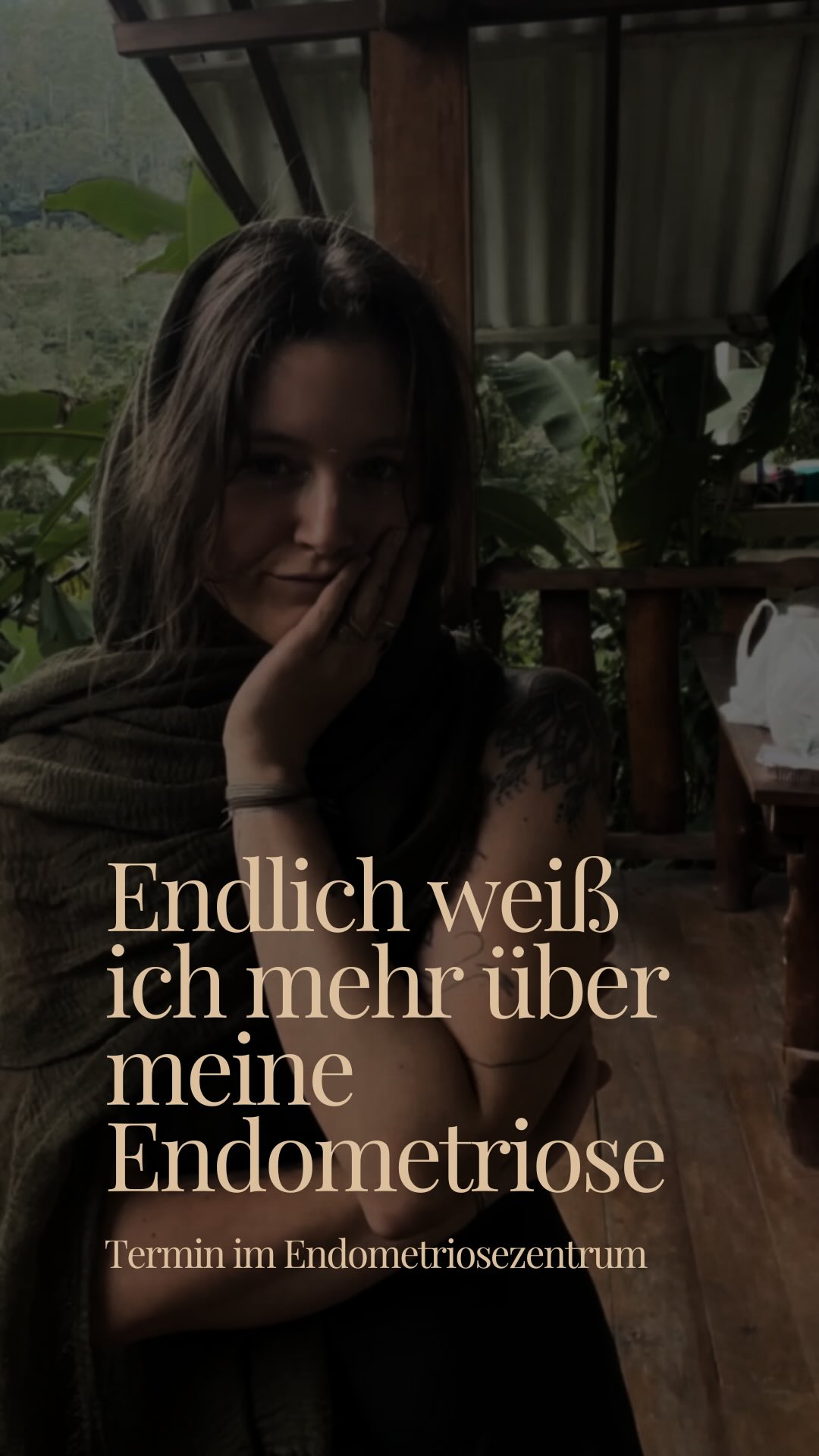 Zwei Jahre nach meiner OP und endlich mal wirklich Antworten bekommen. 

Ich war in der Endometriosesprechstunde, um herauszufinden, ob meine Endo auch meinen Darm befallen hat. Die gute Nachricht: laut Ultraschall wächst nichts direkt am Darm. Die weniger gute: Der tief infiltrierende Herd zwischen Gebärmutter und Darm ist groß genug, um trotzdem für meine Darmbeschwerden verantwortlich zu sein. Kein direkter Lösungsansatz aber immerhin Klarheit.

Was mich wirklich bewegt hat: Ich hab zum ersten Mal die OP-Bilder gesehen. Die Herde, die Adenomyose, wie das alles im Gewebe aussieht. Das war… eindrücklich. Und ich hab endlich meinen OP-Bericht in den Händen gehalten.

Und dann waren da noch zwei Aussagen, die mich so richtig beruhigt haben:

→ Wenn ich die nächsten zwei Jahre keine Pille nehme, wird es nach Einschätzung der Ärztin nicht dramatisch schlechter. Für mich, die mit dem Gedanken wirklich kämpft – ein riesiges Aufatmen.

→ Rein physiologisch steht einer Schwangerschaft nichts im Weg. Auch das: Erleichterung pur.

Vor allem aber: Ich hab mich gesehen und ernst genommen gefühlt. Das klingt vielleicht selbstverständlich, ist es aber nicht immer.

Wenn du Endo oder Adenomyose hast und noch kein Endometriosezentrum aufgesucht hast: Es macht einen Unterschied. Nicht nur fachlich, sondern auch menschlich. Schau mal, ob es in deiner Nähe ein zertifiziertes Zentrum gibt, das Gespräch mit echten Spezialist:innen ist einfach noch mal eine andere Liga. 💛

Die @endometriose_vereinigung ist da auch eine gute Anlaufstelle um Experten in der Umgebung zu finden🙏🏻-Sprechstunde: mein Fazit