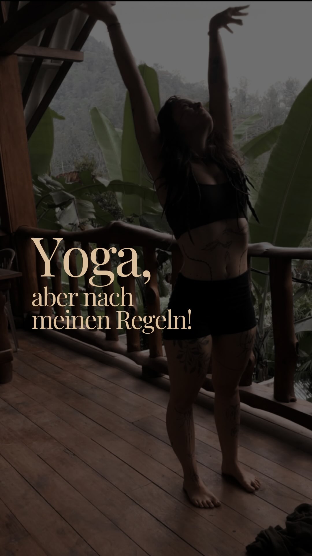 Kein Spaß, wenn du zu mir in die Yogaklassen kommst, verbiete ich dir..

🫣 Deinen Körper zu ignorieren.
Er spricht die ganze Zeit mit dir, hör ihm zu: Wenn du aufs Klo musst, geh. Wenn du trinken möchtest, trink. Wenn du die ganze Stunde liegen willst, bitte sehr.

🌸 Exakt das nachzumachen, was ich mache.
Ich zeige dir eine Möglichkeit, keine Vorschrift. Dein Körper ist nicht meiner, und er muss in der Pose nicht genauso aussehen wie bei meiner. Die Frage ist nie: Mache ich es richtig? Die Frage ist: Fühlt es sich richtig an für mich?

👯‍♀️Dich mit irgendjemandem zu vergleichen.
Weder mit mir, noch mit der Person neben dir, noch mit der Version von dir, die vor drei Jahren vielleicht beweglicher war. Dein Körper heute, auf dieser Matte, in diesem Moment, das ist der einzige Maßstab, der zählt.

😵Über deine Grenzen zu gehen, weil du denkst, das sei Fortschritt.
In meinen Stunden gibt es keinen Leistungsdruck, keinen Wettkampf, keine Erwartung. Du musst in gar nichts besser werden. Deine Grenzen zu respektieren ist keine Schwäche, es ist Körperintelligenz.

😮‍💨Gestresst rauszugehen.
Meine Stunden sollen sich anfühlen wie ein langes, tiefes Ausatmen,das eine, auf das du den ganzen Tag gewartet hast. Du kommst nicht hierher, um etwas zu erreichen. Du kommst, um anzukommen. Bei dir. Und gehst raus, geerdet, geklärt, ein bisschen weicher als vorher.

✨Disclaimer: Natürlich verbiete ich dir gar nichts. 😄 Und vieles davon,das Vergleichen, der Leistungsdruck, das Funktionieren-Müssen, das hast du dir nicht ausgesucht. Das wurde dir beigebracht. Meine Stunden sind einfach ein Ort, wo du das für eine Stunde ablegen darfst. Wenn du magst.✨

Lust, diesen Raum mal zu erkunden?🌞

▶️Dann schau mal auf den Link in meiner Bio, da findest du meine aktuellen Kurse bei @herharmony.studio in #leipzig 🫶🏻